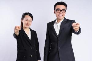 empresário asiático e empresária posando em fundo branco foto
