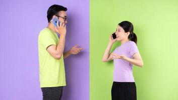 jovem casal asiático usando smartphone, conceito de amor de longa distância foto