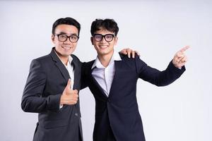 dois empresários asiáticos posando em fundo branco foto