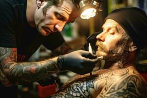 uma homem obtendo uma tatuagem feito de outro homem ai gerado foto