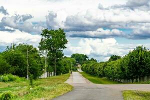 bela estrada de asfalto vazia na zona rural em fundo colorido foto