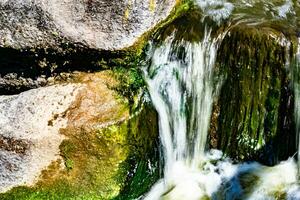 fotografia sobre o tema bela queda d'água da cachoeira do jardim foto