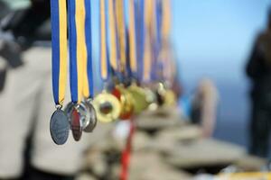 cárpato montanhas, Ucrânia - Outubro 8, 2022 comércio do medalhas em a topo do pairar montanha dentro Cárpatos foto