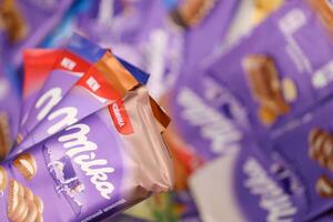 kharkov, ucrânia - 8 de dezembro de 2020 muitos embrulhos de chocolate milka roxo. Milka é uma marca suíça de confeitaria de chocolate fabricada pela empresa Mondelez International foto