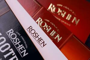 kharkov, ucrânia - 11 de janeiro de 2021 caixas de bombons de chocolate roshen. Roshen é uma empresa ucraniana classificada em 18º lugar na lista das 100 maiores empresas de confeitaria da indústria de doces foto