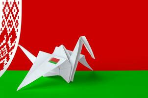 bielorrússia bandeira retratado em papel origami guindaste asa. feito à mão artes conceito foto
