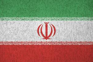 bandeira do irã retratada em cores brilhantes de tinta na parede de reboco em relevo antigo. banner texturizado em fundo áspero foto