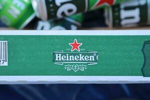 kharkov, ucrânia - 31 de julho de 2021 latas verdes de cerveja heineken lager produzidas pela cervejaria holandesa heineken nv foto