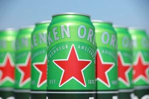 kharkov, ucrânia - 31 de julho de 2021 latas verdes de cerveja heineken lager produzidas pela cervejaria holandesa heineken nv foto