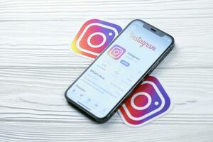 Carcóvia, Ucrânia - marcha 5, 2021 Instagram ícone e inscrição a partir de aplicativo loja em Iphone 12 pró exibição tela em branco mesa foto