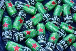 kharkov, ucrânia - 31 de julho de 2021 latas verdes de cerveja heineken lager produzidas pela cervejaria holandesa heineken nv foto