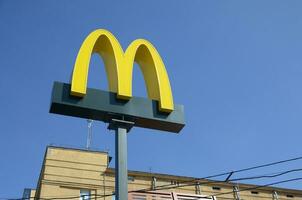 mcdonalds amarelo grande logotipo em azul céu fundo foto