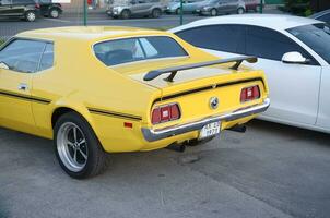 costas Visão do vau mustang mach 1 dentro brilhante amarelo cor em público estacionamento Lugar, colocar foto