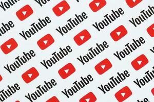 Youtube padronizar impresso em papel com pequeno Youtube logotipos e inscrições. Youtube é Google subsidiária e americano a maioria popular compartilhamento de vídeo plataforma foto