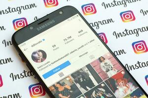 demi lovato oficial Instagram conta em Smartphone tela em papel Instagram bandeira. foto