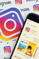 Instagram aplicativo em samsung Smartphone tela em bandeira com pequeno Instagram logotipos. Instagram é americano foto e compartilhamento de vídeo social trabalho em rede serviço de Facebook inc