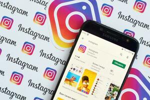 Instagram aplicativo em samsung Smartphone tela em bandeira com pequeno Instagram logotipos. Instagram é americano foto e compartilhamento de vídeo social trabalho em rede serviço de Facebook inc