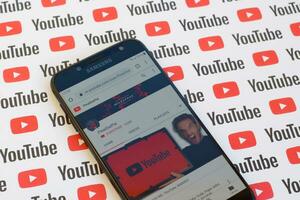 youtuber com mais subs do mundo oficial Youtube canal em Smartphone tela em papel Youtube fundo. foto