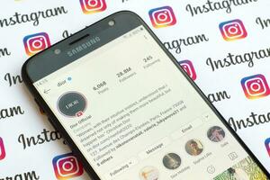 dior oficial Instagram conta em Smartphone tela em papel Instagram bandeira. foto