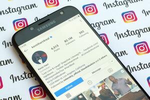 Kevin hart oficial Instagram conta em Smartphone tela em papel Instagram bandeira. foto