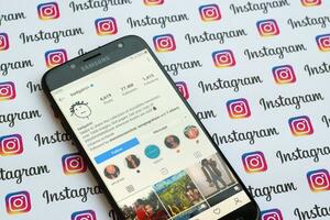 rihanna oficial Instagram conta em Smartphone tela em papel Instagram bandeira. foto