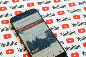 clipes de filme oficial Youtube canal em Smartphone tela em papel Youtube fundo. foto