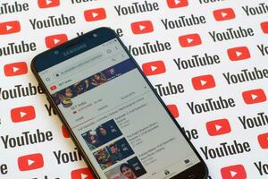 conjunto Índia oficial Youtube canal em Smartphone tela em papel Youtube fundo. foto