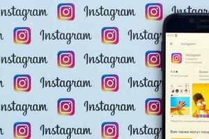 Instagram aplicativo em samsung Smartphone tela em bandeira com pequeno Instagram logotipos. Instagram é americano foto e compartilhamento de vídeo social trabalho em rede serviço de Facebook inc