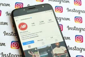 Novo Saldo oficial Instagram conta em Smartphone tela em papel Instagram bandeira. foto