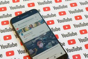 Luisito comunicar oficial Youtube canal em Smartphone tela em papel Youtube fundo. foto