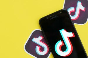 tiktok logotipo em samsung Smartphone tela em amarelo fundo. tiktok é uma popular compartilhamento de vídeo social trabalho em rede serviço possuído de bytedance foto