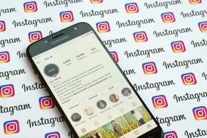 dior oficial Instagram conta em Smartphone tela em papel Instagram bandeira. foto
