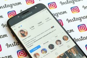 Jennifer lopez oficial Instagram conta em Smartphone tela em papel Instagram bandeira. foto