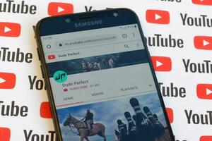 cara perfeito oficial Youtube canal em Smartphone tela em papel Youtube fundo. foto