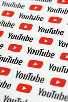 Youtube padronizar impresso em papel com pequeno Youtube logotipos e inscrições. Youtube é Google subsidiária e americano a maioria popular compartilhamento de vídeo plataforma foto