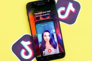 tiktok inscrição em samsung Smartphone tela em amarelo fundo. tiktok é uma popular compartilhamento de vídeo social trabalho em rede serviço possuído de bytedance foto