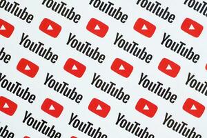 Youtube padronizar impresso em papel com pequeno Youtube logotipos e inscrições. Youtube é Google subsidiária e americano a maioria popular compartilhamento de vídeo plataforma foto