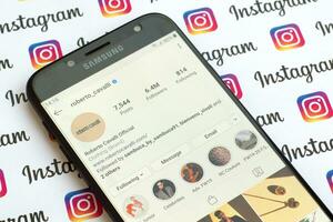 Roberto cavalli oficial Instagram conta em Smartphone tela em papel Instagram bandeira. foto