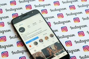 nike oficial Instagram conta em Smartphone tela em papel Instagram bandeira. foto