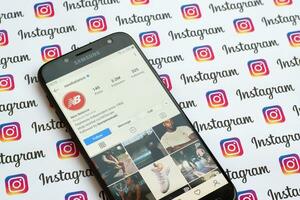 Novo Saldo oficial Instagram conta em Smartphone tela em papel Instagram bandeira. foto