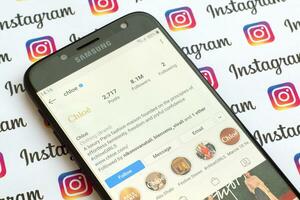 Chloe oficial Instagram conta em Smartphone tela em papel Instagram bandeira. foto