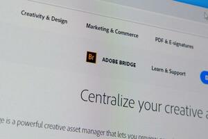 rede página do adobe ponte produtos em oficial local na rede Internet em a exibição do pc foto