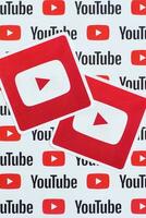 Youtube logotipo adesivo em padronizar impresso em papel com pequeno Youtube logotipos e inscrições. Youtube é Google subsidiária e americano a maioria popular compartilhamento de vídeo plataforma foto