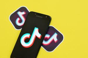 tiktok logotipo em samsung Smartphone tela em amarelo fundo. tiktok é uma popular compartilhamento de vídeo social trabalho em rede serviço possuído de bytedance foto