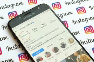 dado oficial Instagram conta em Smartphone tela em papel Instagram bandeira. foto