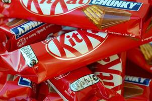 kit Kat é uma chocolate coberto bolacha Barra criada dentro 1911 de Rowntree's do Iorque, Inglaterra. aninhar que adquirido rowntree dentro 1988 agora vende kit Kat globalmente foto