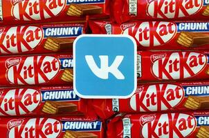 vkontakte papel logotipo em muitos kit Kat chocolate coberto bolacha bares dentro vermelho invólucro. publicidade chocolate produtos dentro vkontakte social rede e mundo Largo rede foto