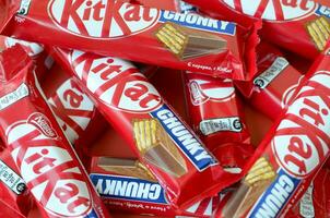 kit Kat é uma chocolate coberto bolacha Barra criada dentro 1911 de Rowntree's do Iorque, Inglaterra. aninhar que adquirido rowntree dentro 1988 agora vende kit Kat globalmente foto