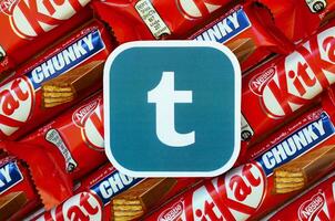 tumblr papel logotipo em muitos kit Kat chocolate coberto bolacha bares dentro vermelho invólucro. publicidade chocolate produtos dentro tumblr social rede e mundo Largo rede foto