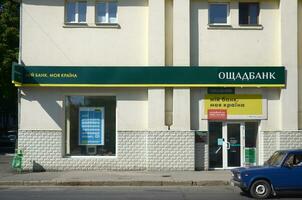 fachada do regional departamento do oschadbank, uma Estado poupança banco do Ucrânia dentro Poltavski shlyakh 28 19 foto